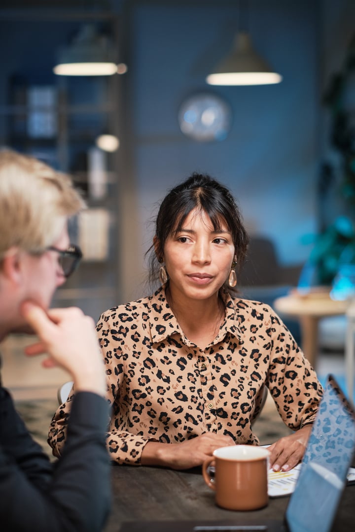 Kvinna arbetar med konsevensbedömning och dpia enligt gdpr 