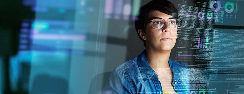 kvinna kollar på en datorskärm