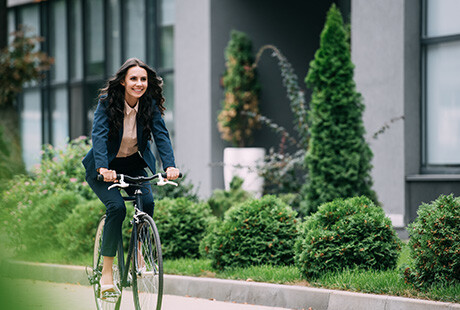 kvinna på cykel