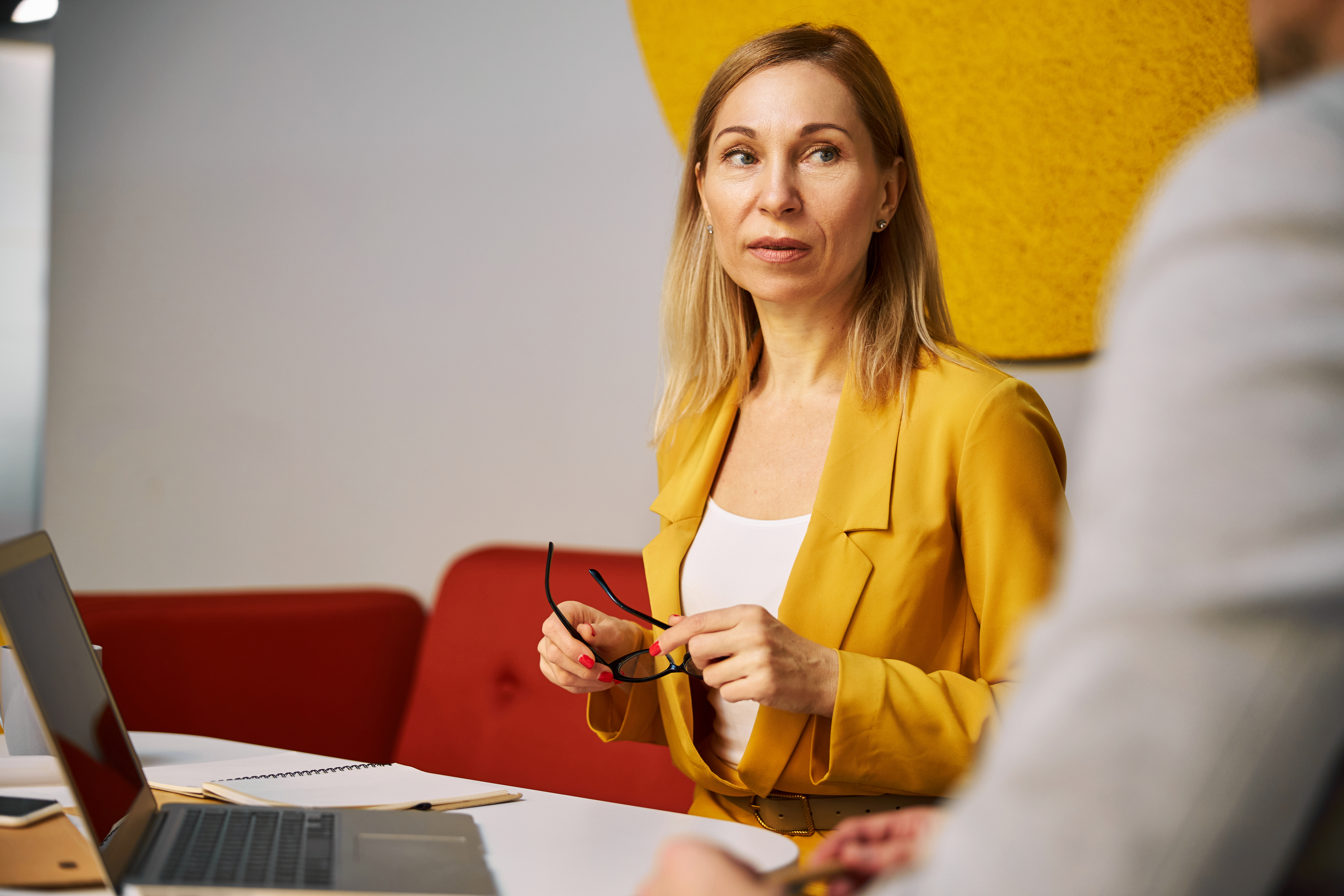 Kvinna i gul kavaj arbatar med dataskydd