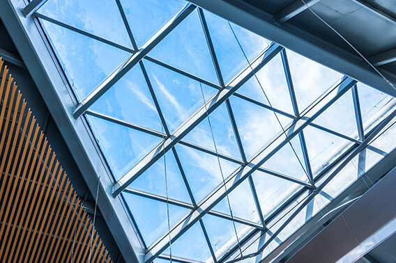 glasruta med blå himmel utanför