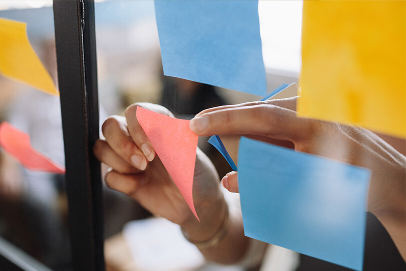 post-it-lappar på en glasruta