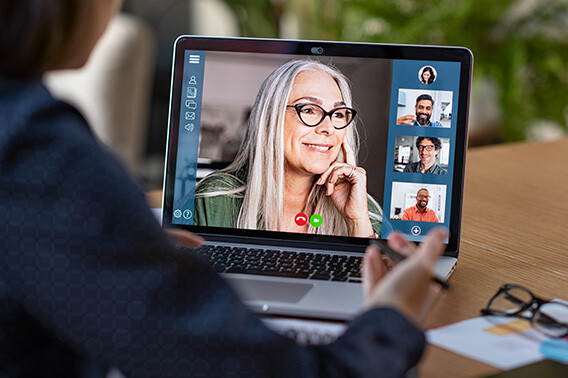 digitaltmöte med kvinna på skärm